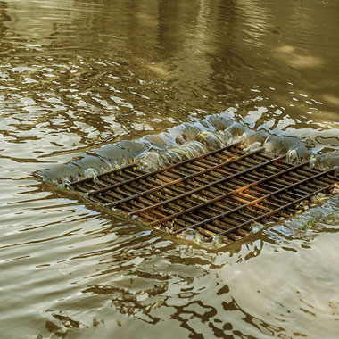Канализацията за дъждовна вода отвежда водата в басейни за утаяване, където могат да се контролират нивата на TOC.